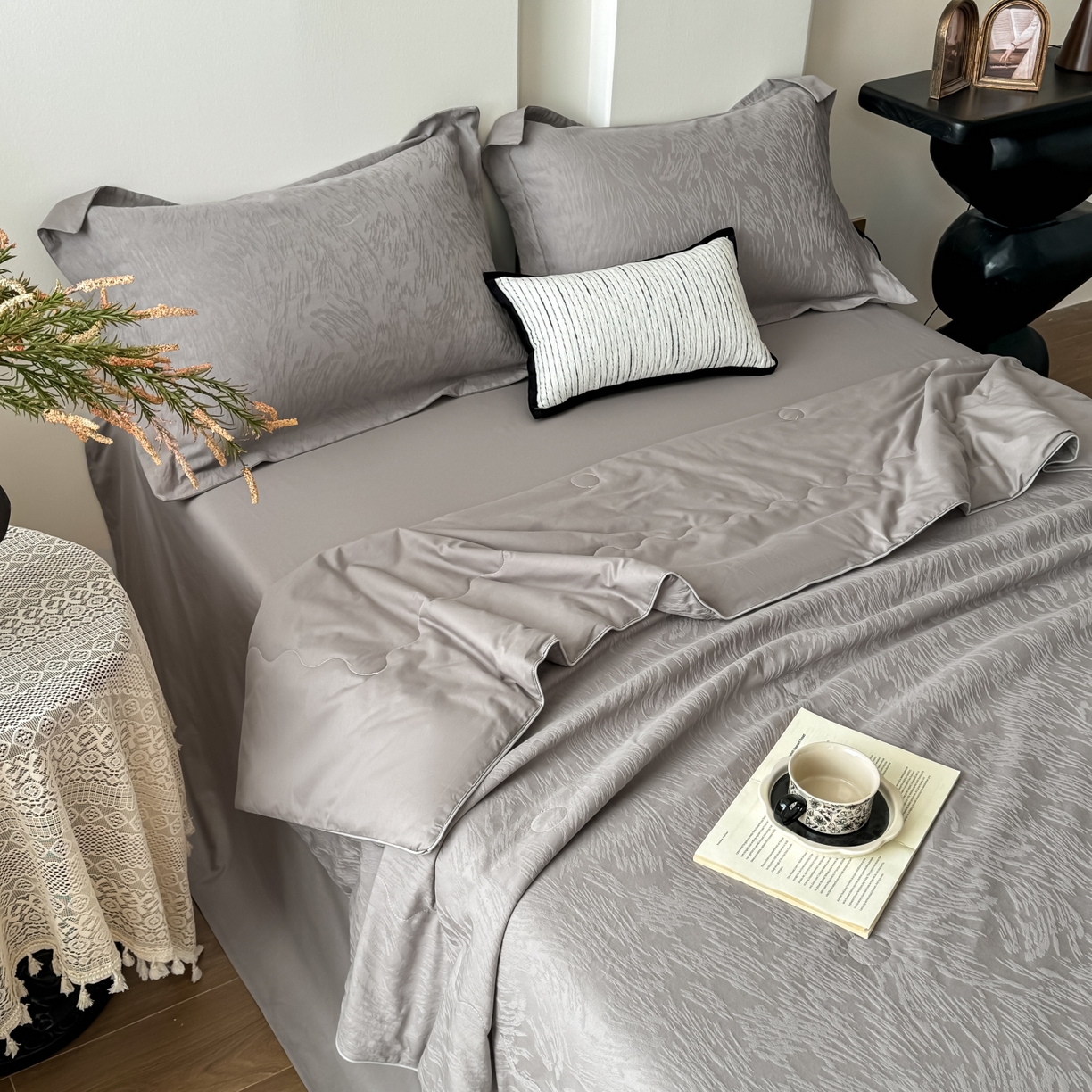 91家纺网 家纺一手货源 找家纺 玉相逢 2026春夏新款全棉60S长绒棉立体厚织提花夏被四件套 克拉拉-太空灰