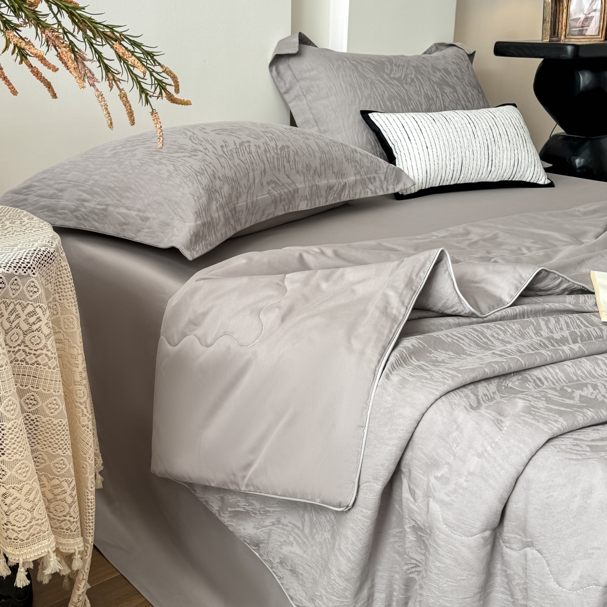 91家纺网 家纺一手货源 找家纺 玉相逢 2026春夏新款全棉60S长绒棉立体厚织提花夏被四件套 克拉拉-太空灰