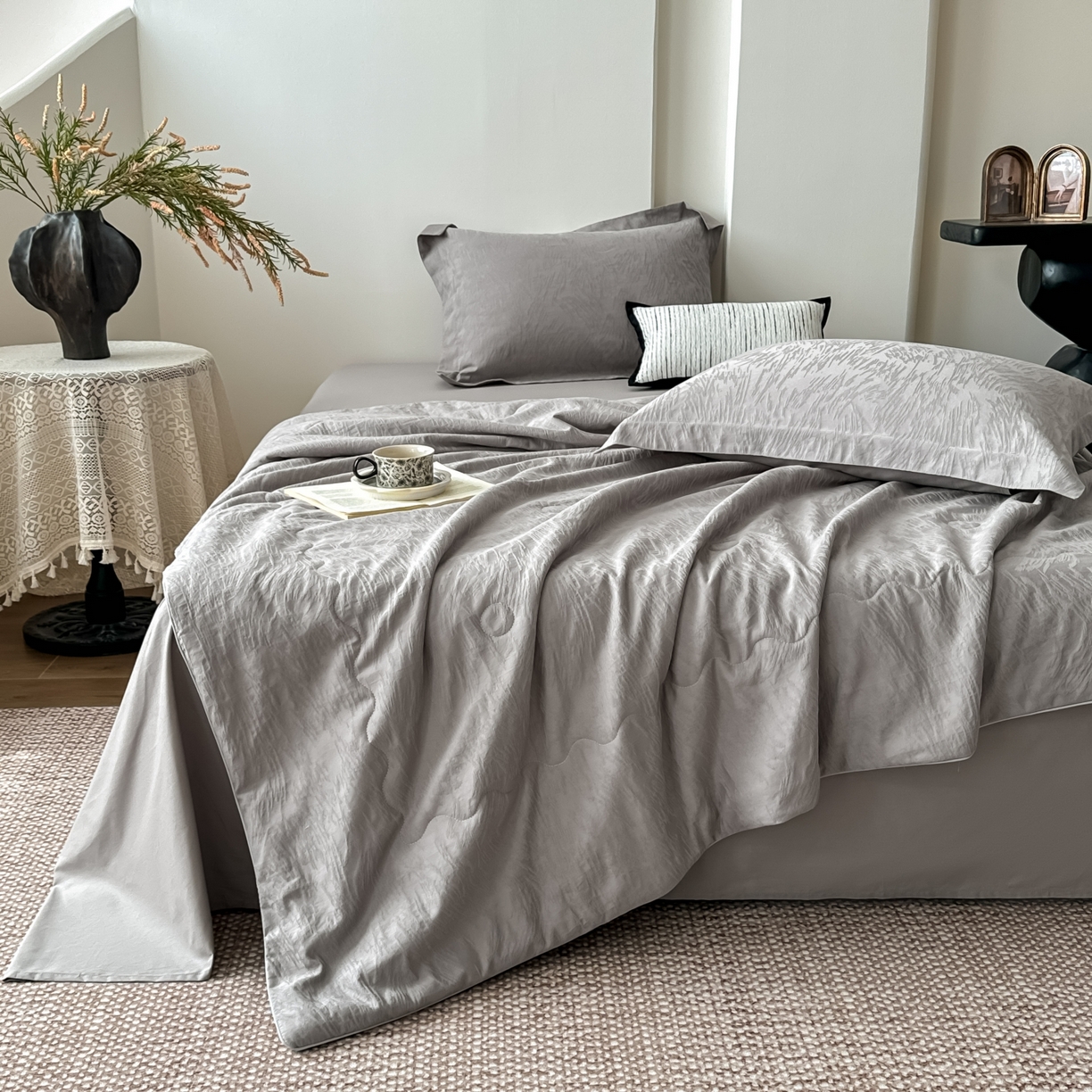 91家纺网 家纺一手货源 找家纺 玉相逢 2026春夏新款全棉60S长绒棉立体厚织提花夏被四件套 克拉拉-太空灰