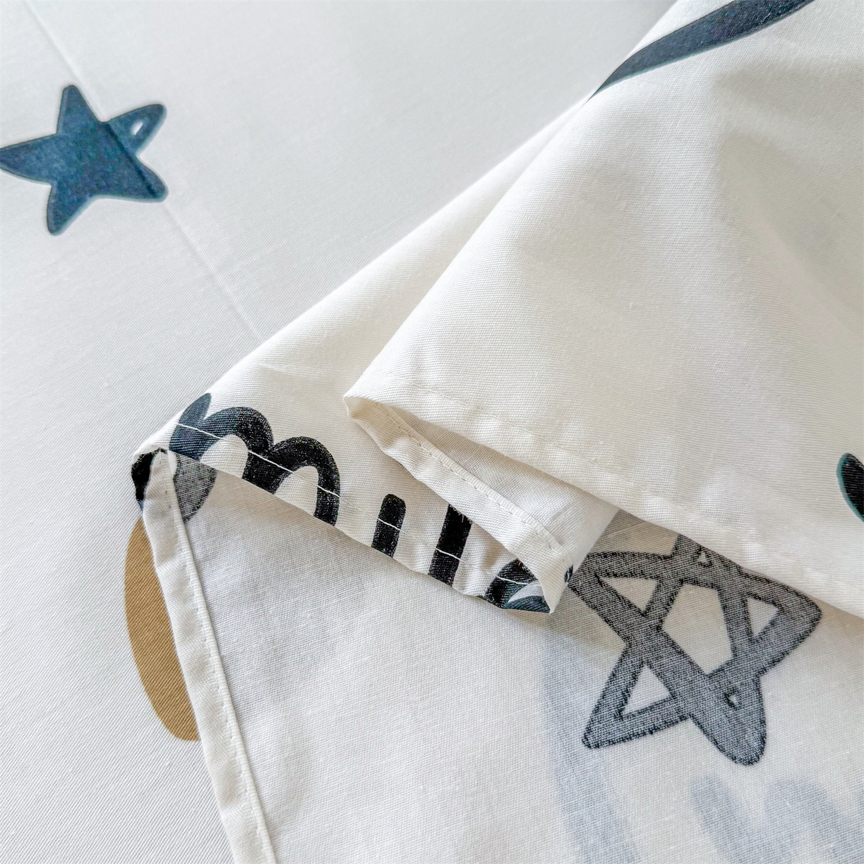 91家纺网 家纺一手货源 找家纺 晨晨家纺 2026春夏新款小清新全棉纯棉印花床单三件套 乐天派