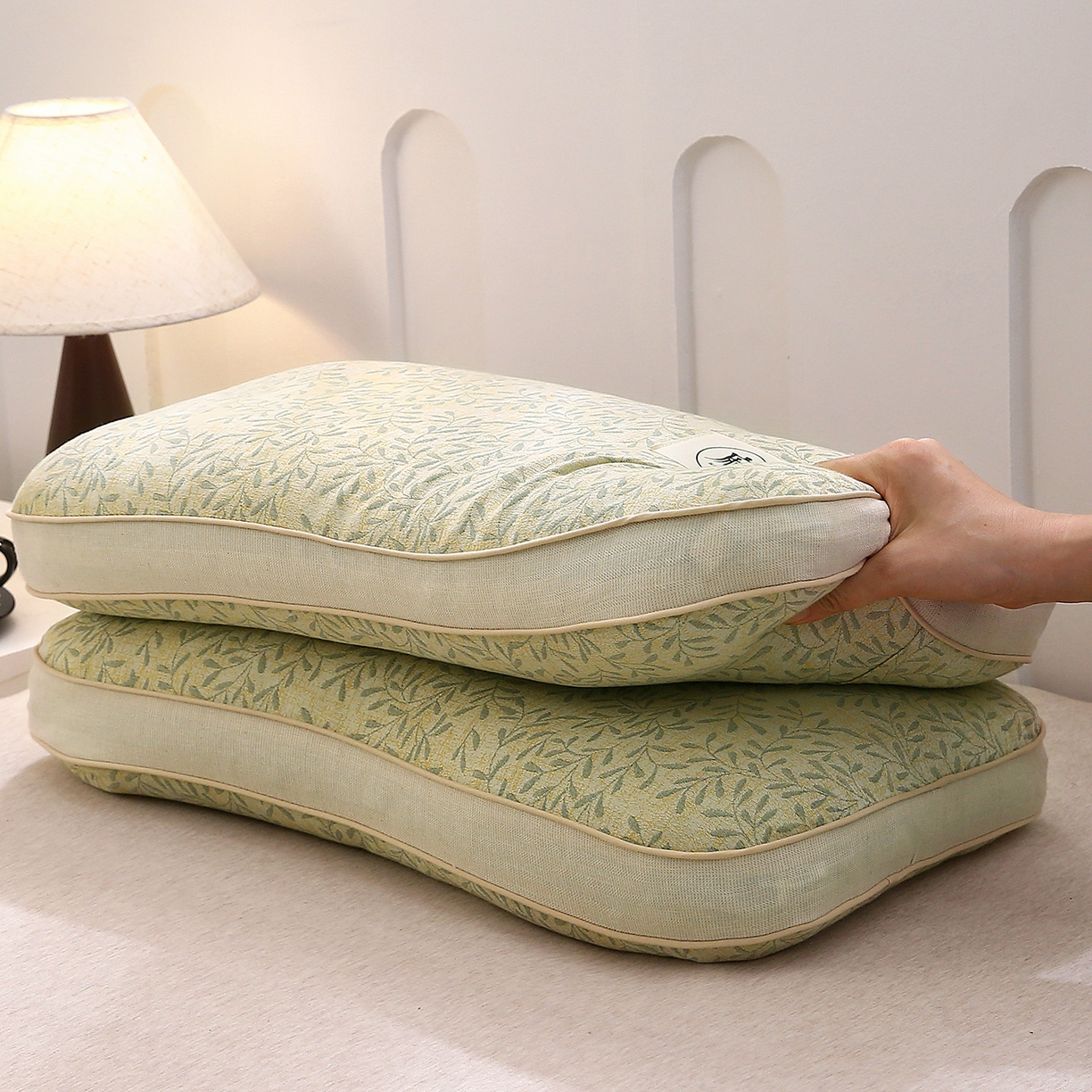 91家纺网 家纺一手货源 找家纺 梦叶草 2026新款棉麻荞麦提花护颈枕 浅绿叶子