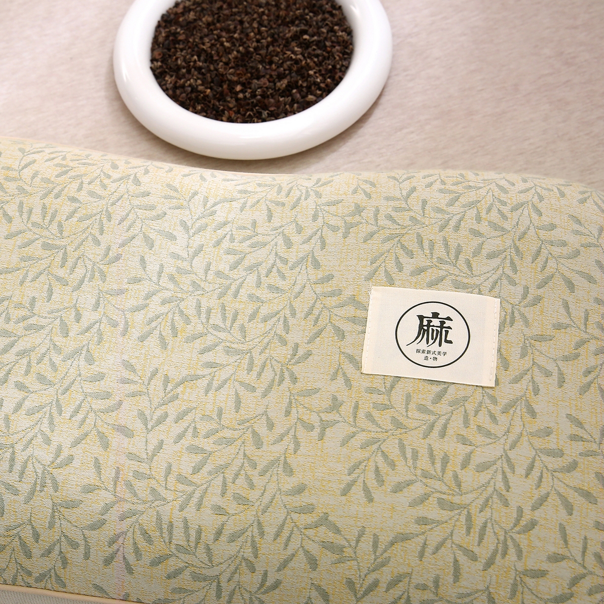 91家纺网 家纺一手货源 找家纺 梦叶草 2026新款棉麻荞麦提花护颈枕 浅绿叶子