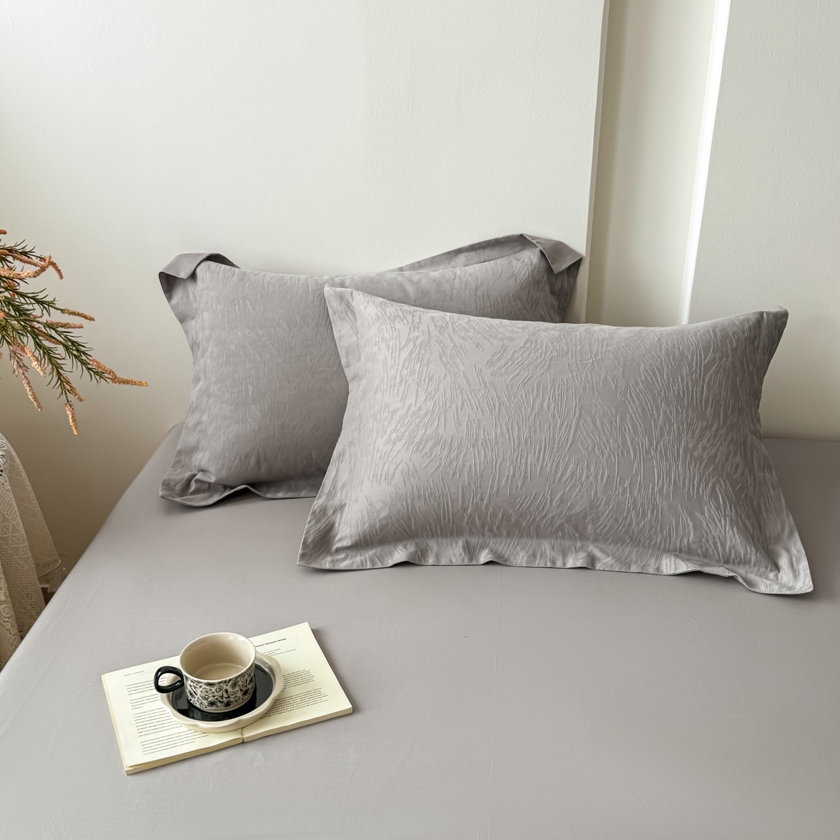 91家纺网 家纺一手货源 找家纺 玉相逢 2026春夏新款全棉60S长绒棉立体厚织提花夏被四件套 克拉拉-太空灰