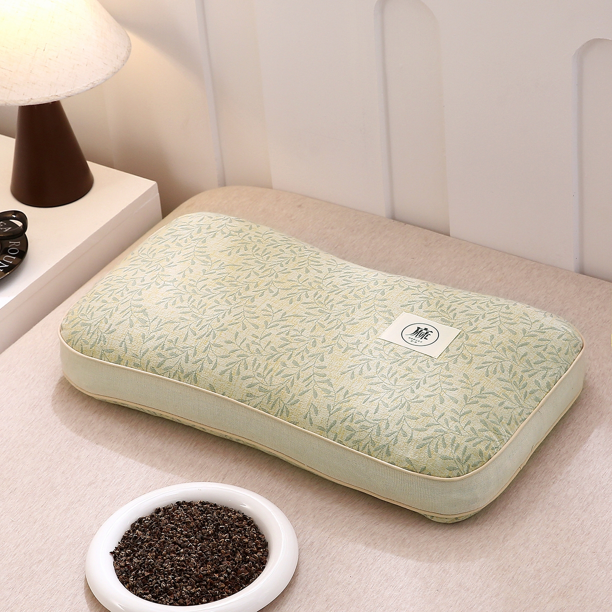 91家纺网 家纺一手货源 找家纺 梦叶草 2026新款棉麻荞麦提花护颈枕 浅绿叶子