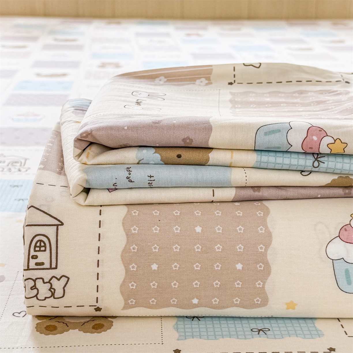 91家纺网 家纺一手货源 找家纺 晨晨家纺 2026春夏新款小清新全棉纯棉印花床单三件套 饼干熊