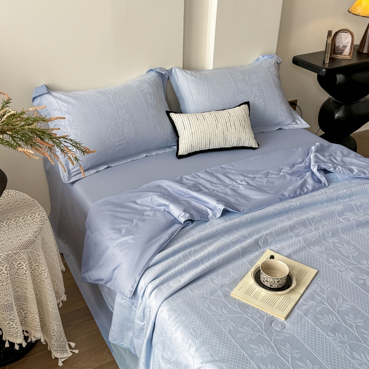 91家纺网 家纺一手货源 找家纺 玉相逢 2026春夏新款全棉60S长绒棉立体厚织提花夏被四件套 芊芊叶语-云水蓝
