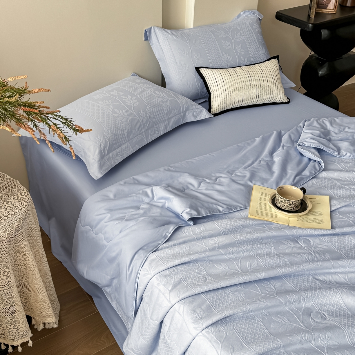 91家纺网 家纺一手货源 找家纺 玉相逢 2026春夏新款全棉60S长绒棉立体厚织提花夏被四件套 芊芊叶语-云水蓝