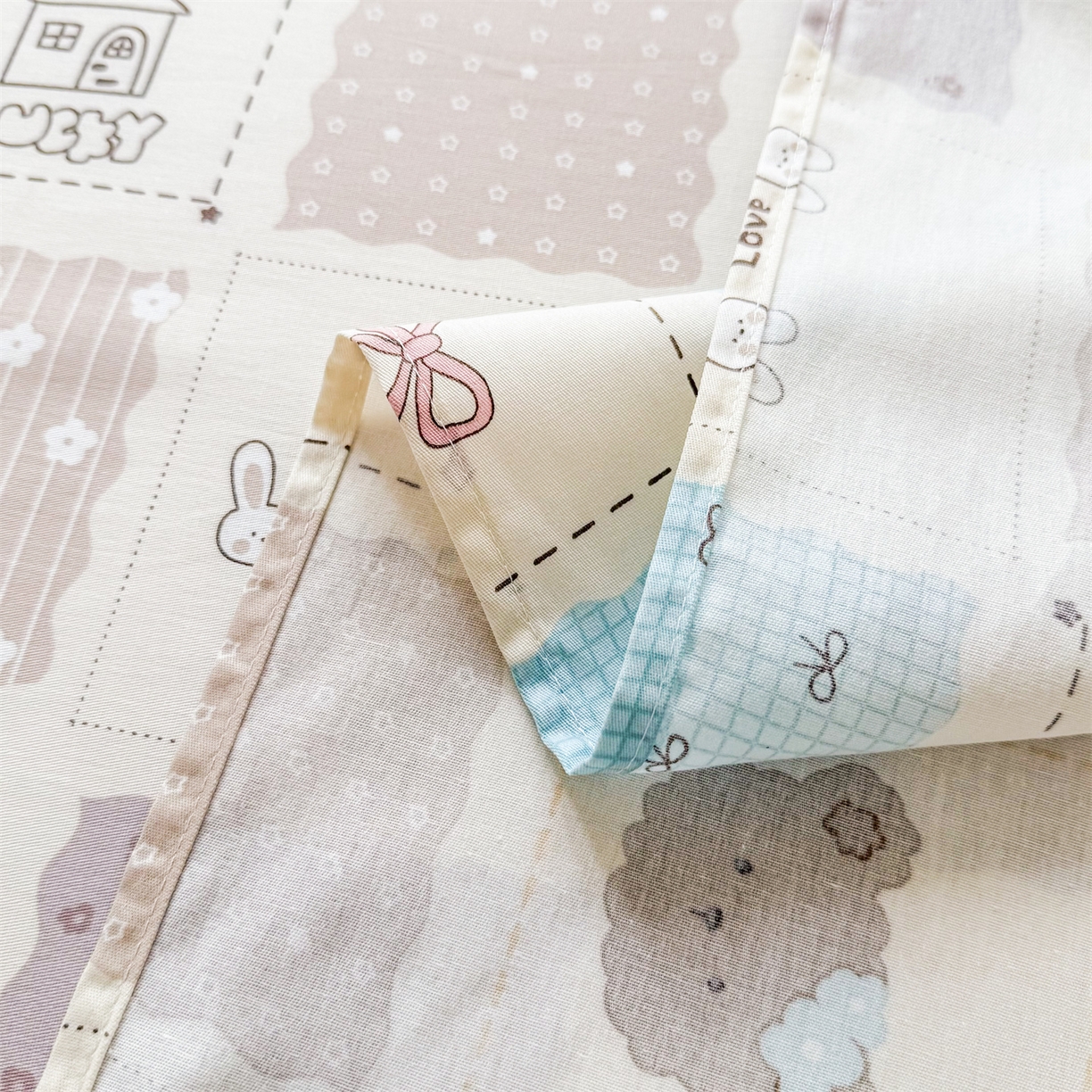 91家纺网 家纺一手货源 找家纺 晨晨家纺 2026春夏新款小清新全棉纯棉印花床单三件套 饼干熊