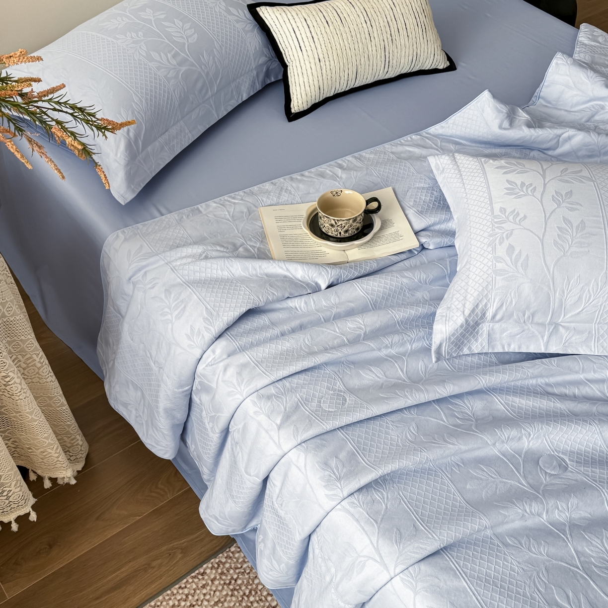 91家纺网 家纺一手货源 找家纺 玉相逢 2026春夏新款全棉60S长绒棉立体厚织提花夏被四件套 芊芊叶语-云水蓝
