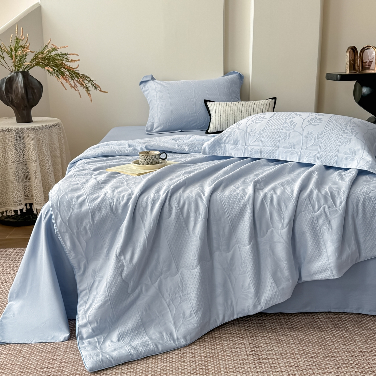 91家纺网 家纺一手货源 找家纺 玉相逢 2026春夏新款全棉60S长绒棉立体厚织提花夏被四件套 芊芊叶语-云水蓝