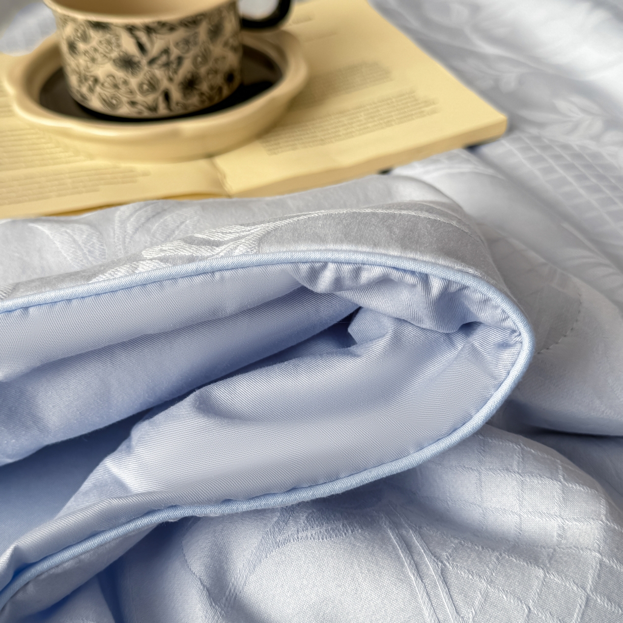 91家纺网 家纺一手货源 找家纺 玉相逢 2026春夏新款全棉60S长绒棉立体厚织提花夏被四件套 芊芊叶语-云水蓝