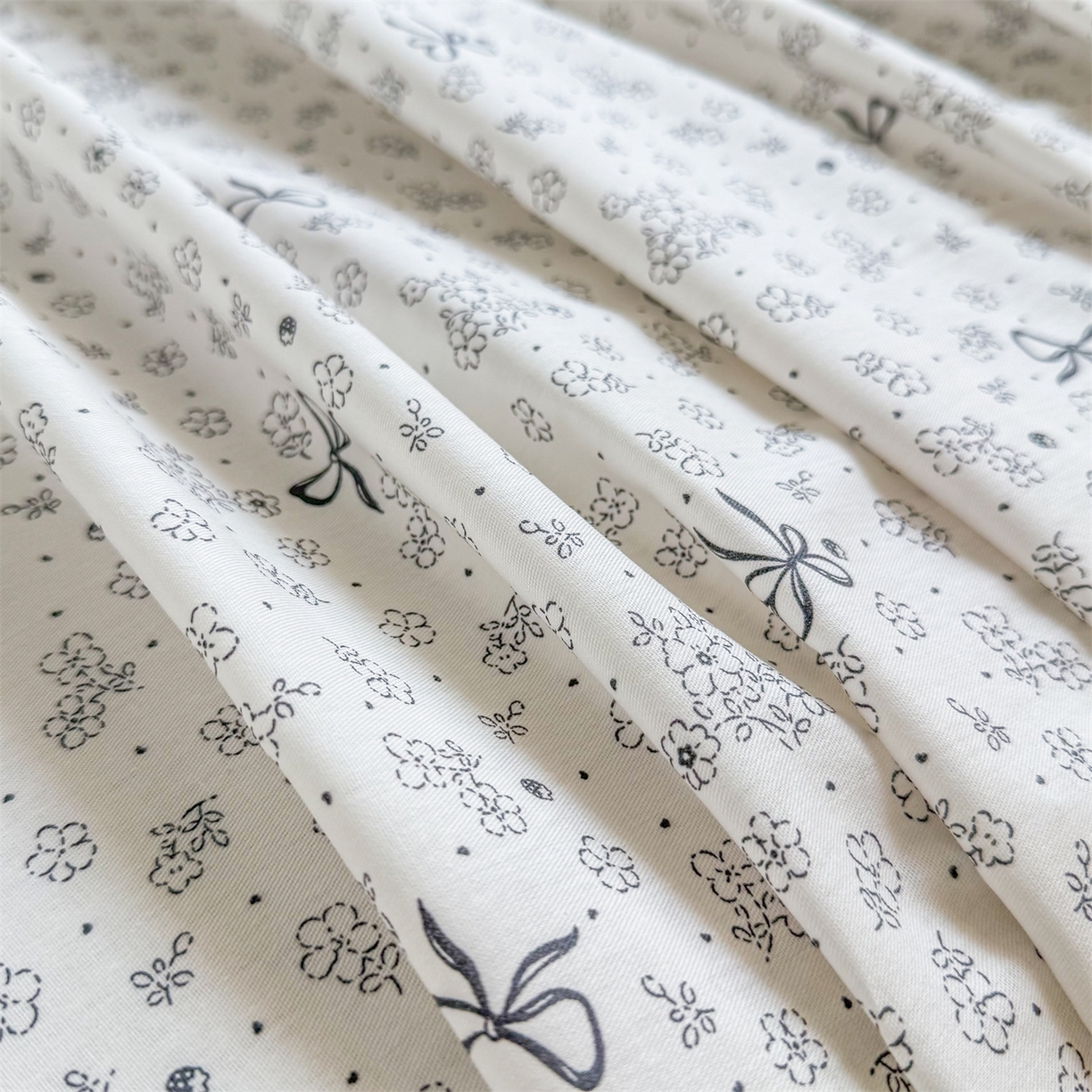 91家纺网 家纺一手货源 找家纺 晨晨家纺 2026春夏新款小清新全棉纯棉印花床单三件套 墨蝶