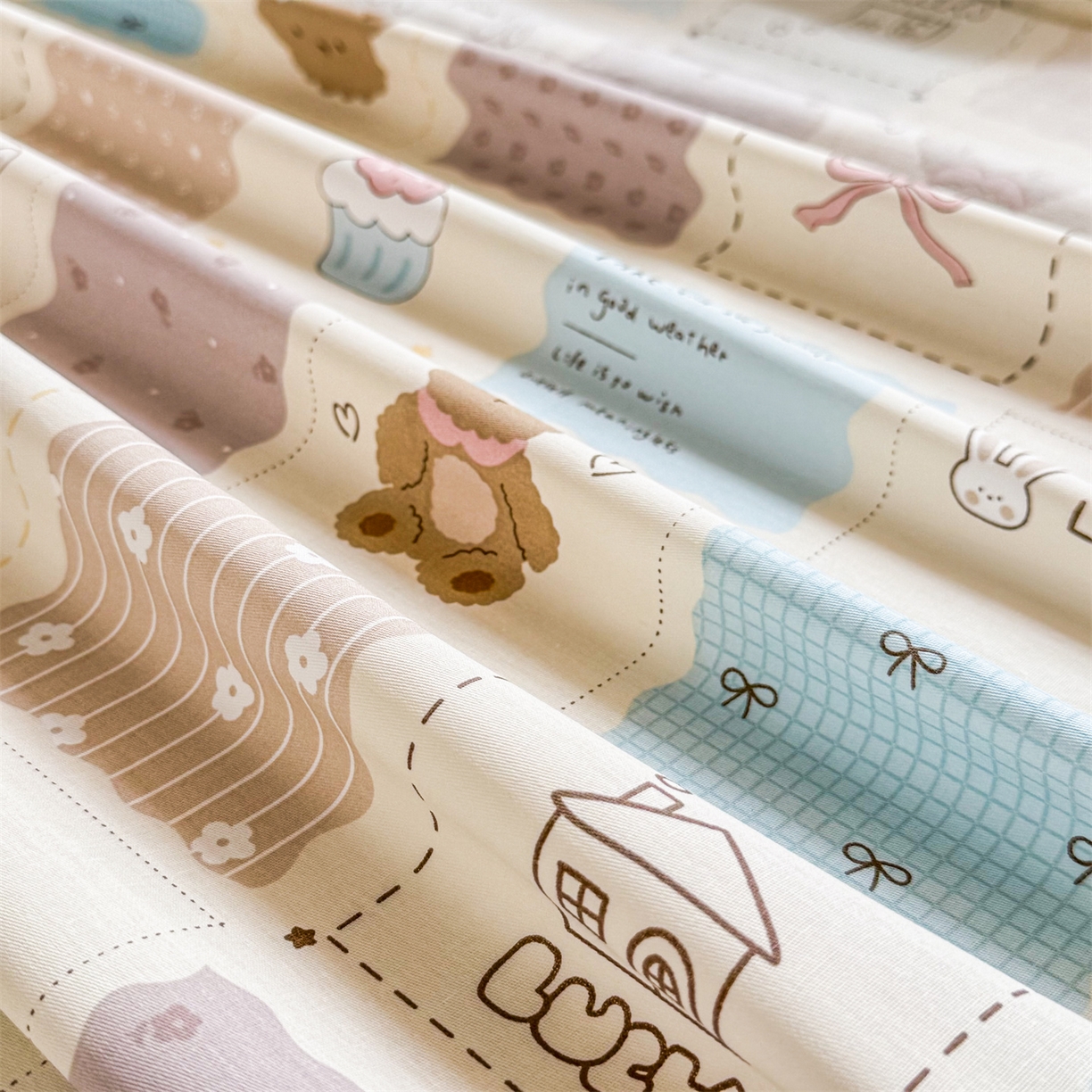 91家纺网 家纺一手货源 找家纺 晨晨家纺 2026春夏新款小清新全棉纯棉印花床单三件套 饼干熊