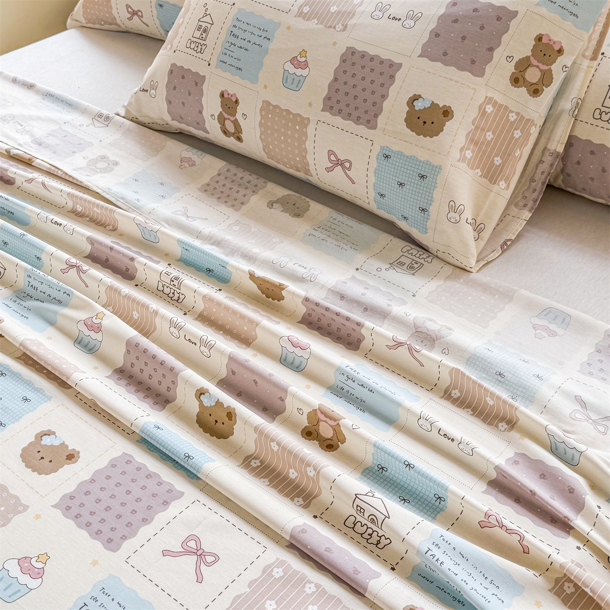 91家纺网 家纺一手货源 找家纺 晨晨家纺 2026春夏新款小清新全棉纯棉印花床单三件套 饼干熊