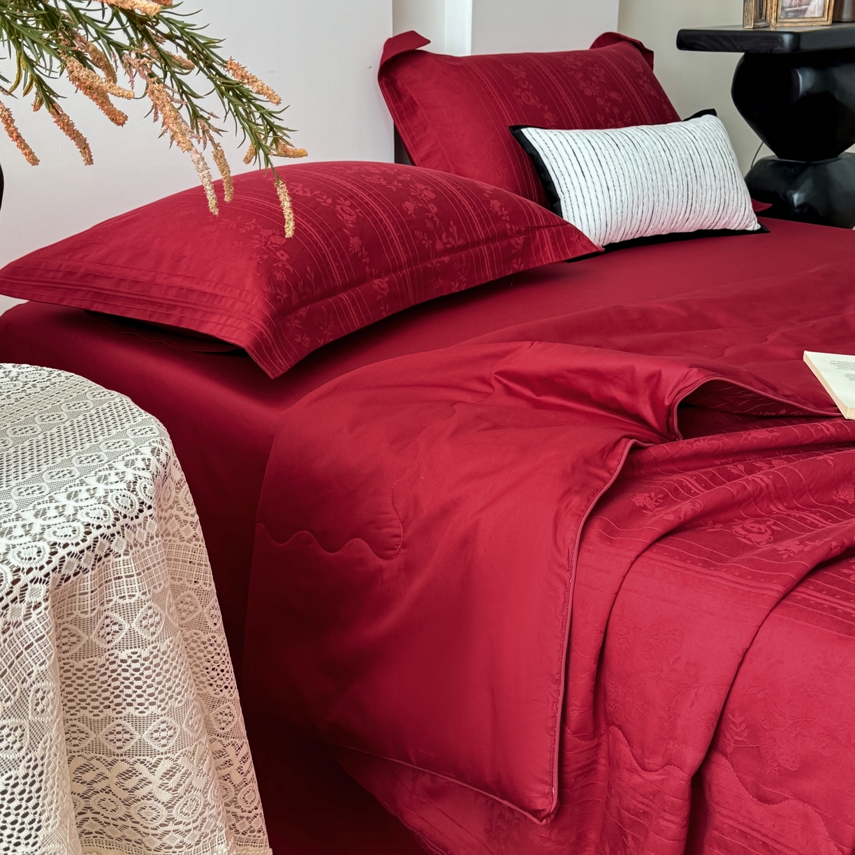 91家纺网 家纺一手货源 找家纺 玉相逢 2026春夏新款全棉60S长绒棉立体厚织提花夏被四件套 沁香-大红