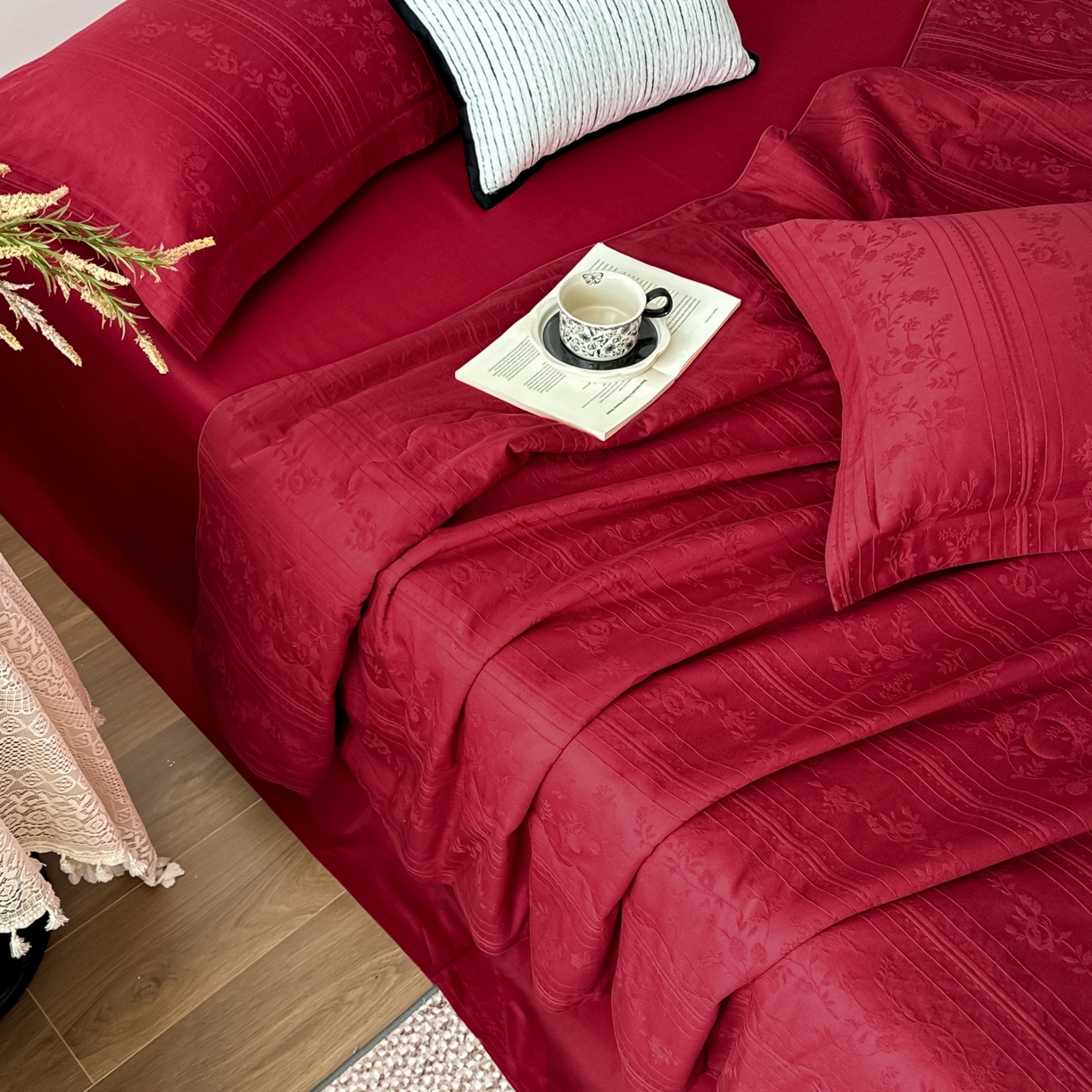 91家纺网 家纺一手货源 找家纺 玉相逢 2026春夏新款全棉60S长绒棉立体厚织提花夏被四件套 沁香-大红