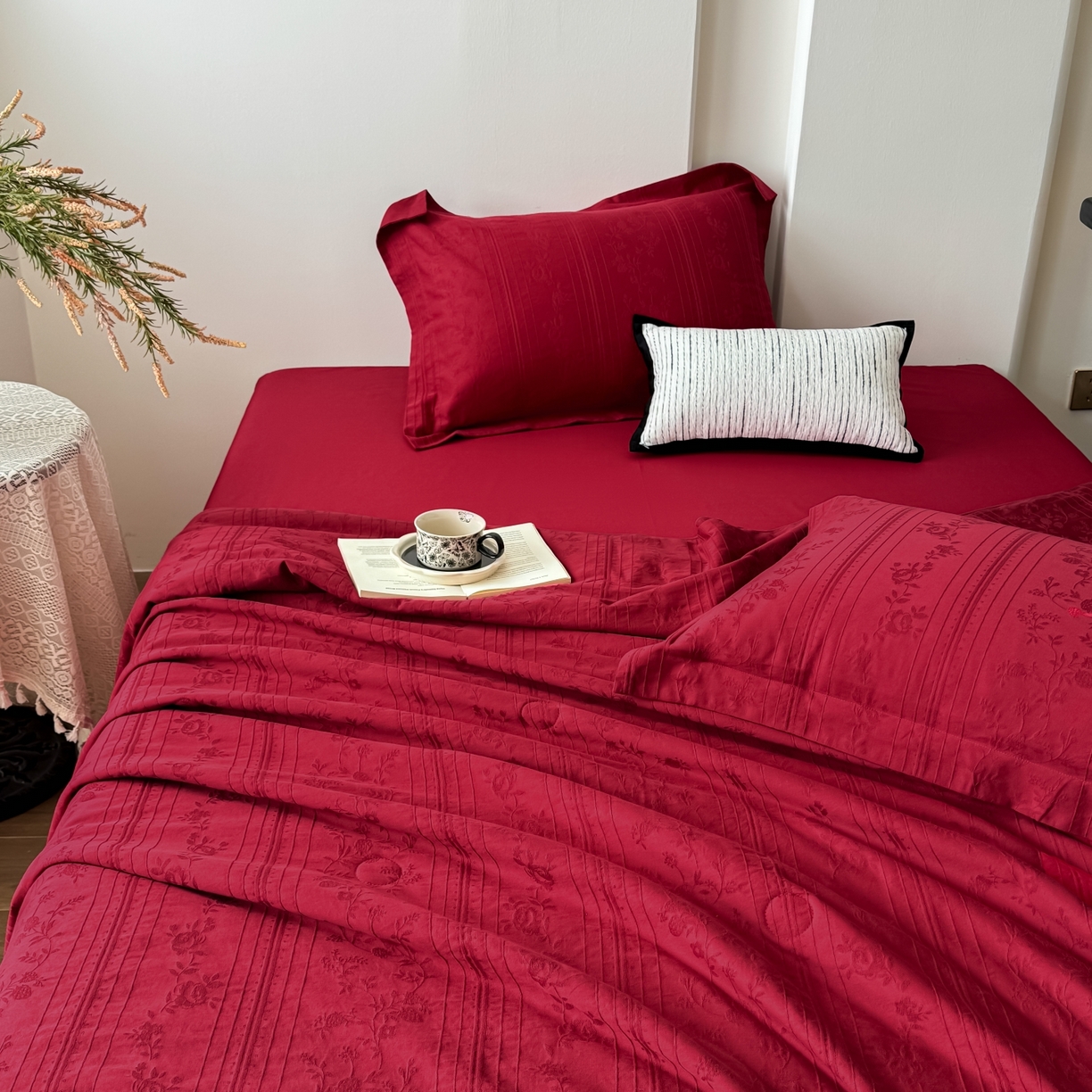 91家纺网 家纺一手货源 找家纺 玉相逢 2026春夏新款全棉60S长绒棉立体厚织提花夏被四件套 沁香-大红