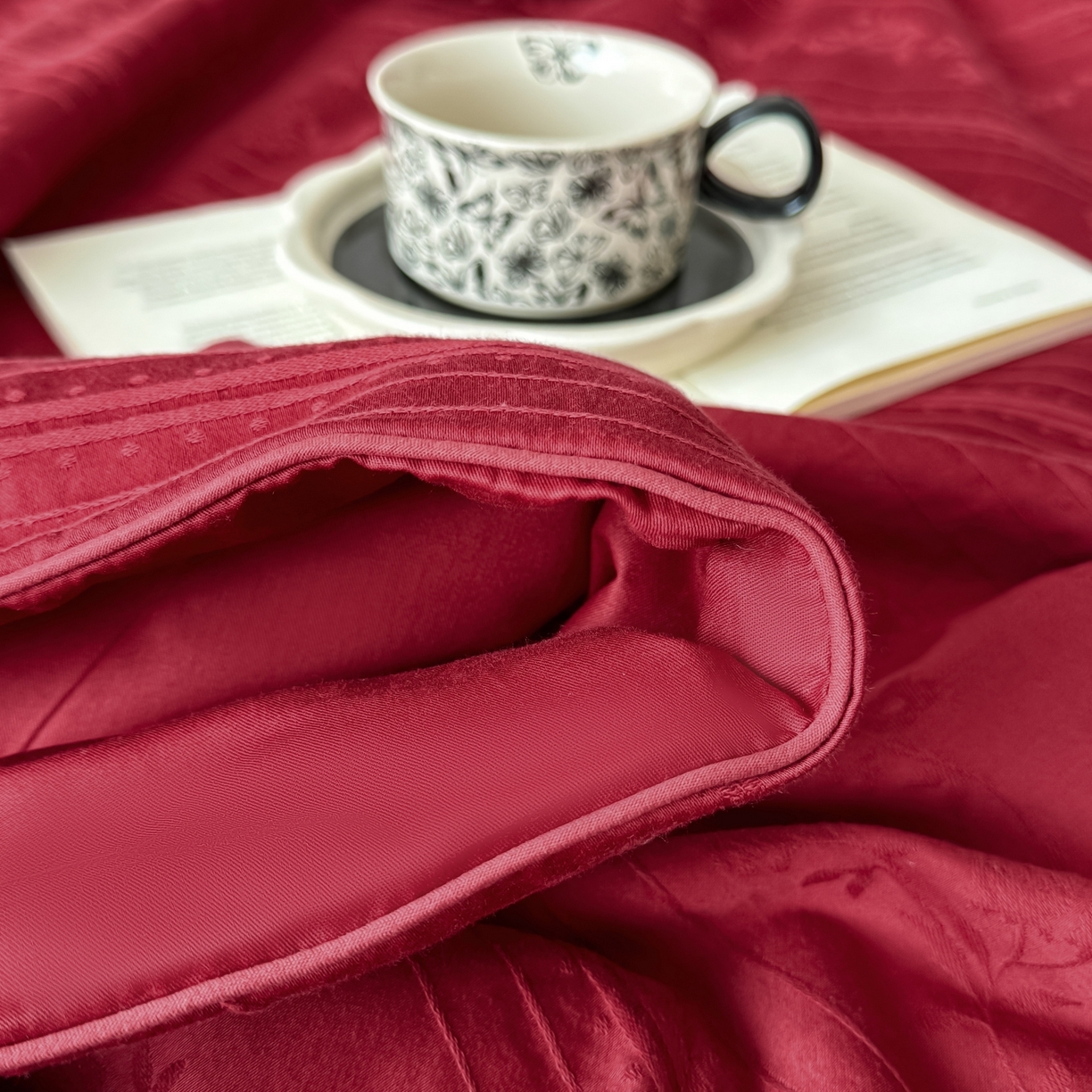 91家纺网 家纺一手货源 找家纺 玉相逢 2026春夏新款全棉60S长绒棉立体厚织提花夏被四件套 沁香-大红