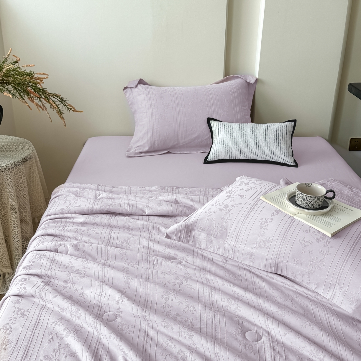 91家纺网 家纺一手货源 找家纺 玉相逢 2026春夏新款全棉60S长绒棉立体厚织提花夏被四件套 沁香-淡雅紫