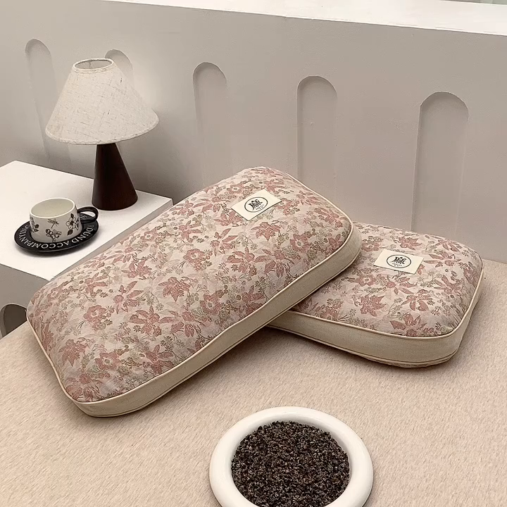 91家纺网 家纺一手货源 找家纺 梦叶草 2026新款棉麻荞麦提花护颈枕 橘红叶子