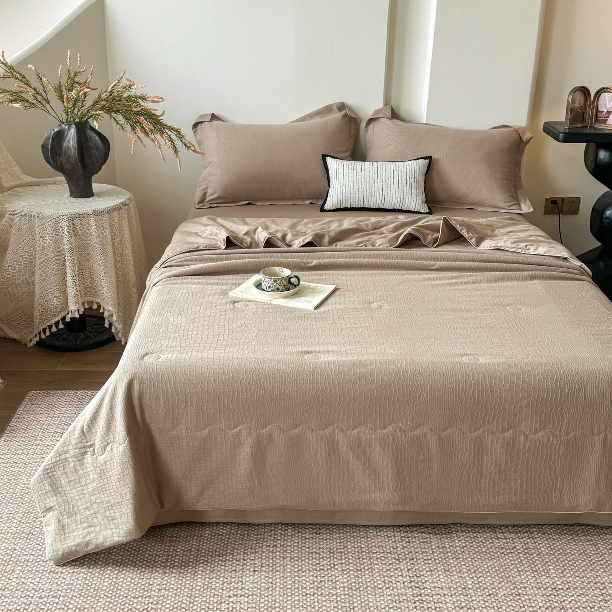 91家纺网 家纺一手货源 找家纺 玉相逢 2026春夏新款全棉60S长绒棉立体厚织提花夏被四件套 石烁-金属灰