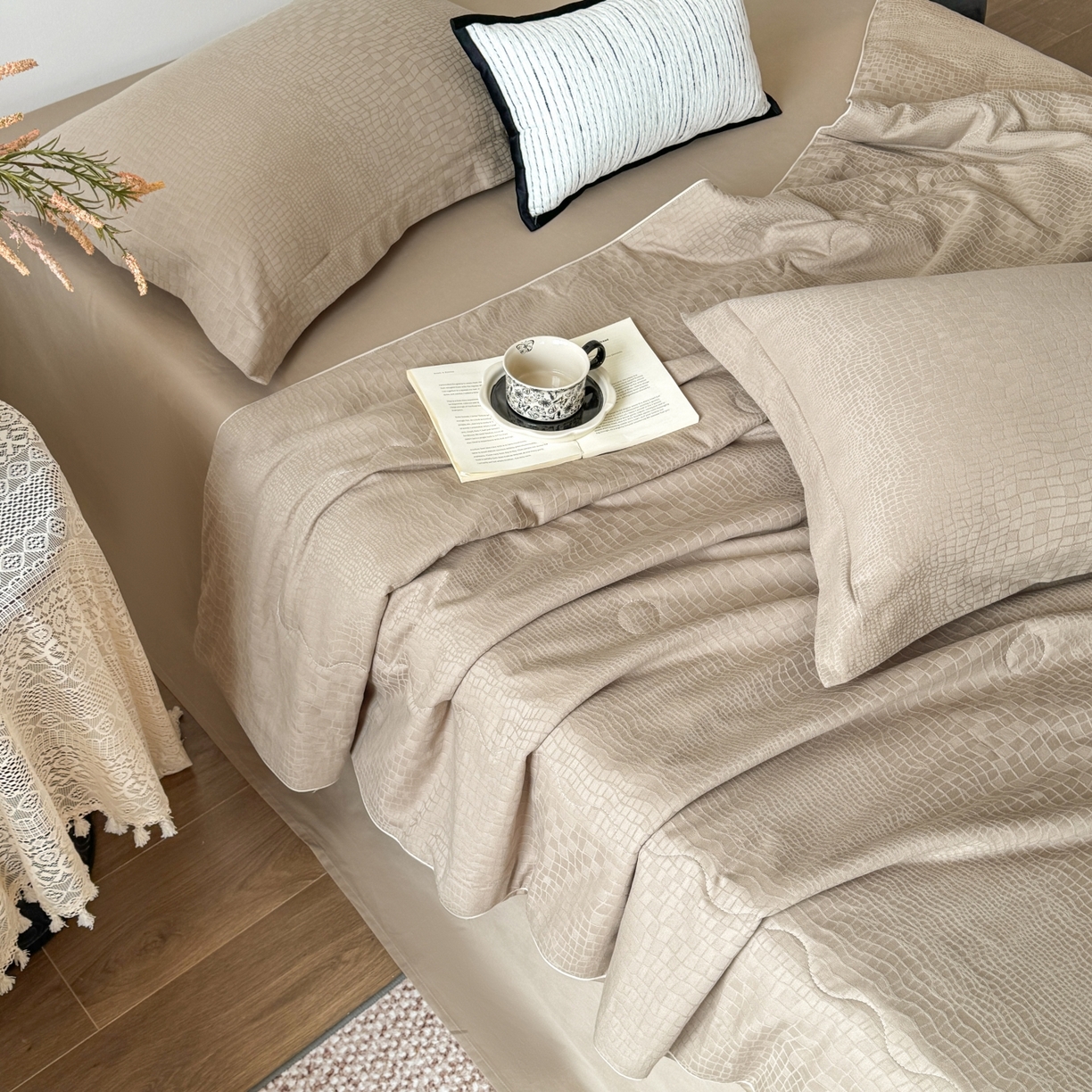 91家纺网 家纺一手货源 找家纺 玉相逢 2026春夏新款全棉60S长绒棉立体厚织提花夏被四件套 石烁-金属灰