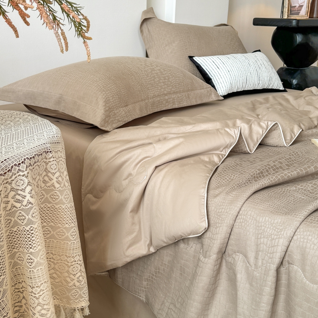 91家纺网 家纺一手货源 找家纺 玉相逢 2026春夏新款全棉60S长绒棉立体厚织提花夏被四件套 石烁-金属灰