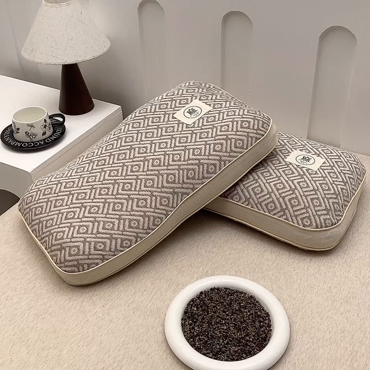 91家纺网 家纺一手货源 找家纺 梦叶草 2026新款棉麻荞麦提花护颈枕 咖色菱形