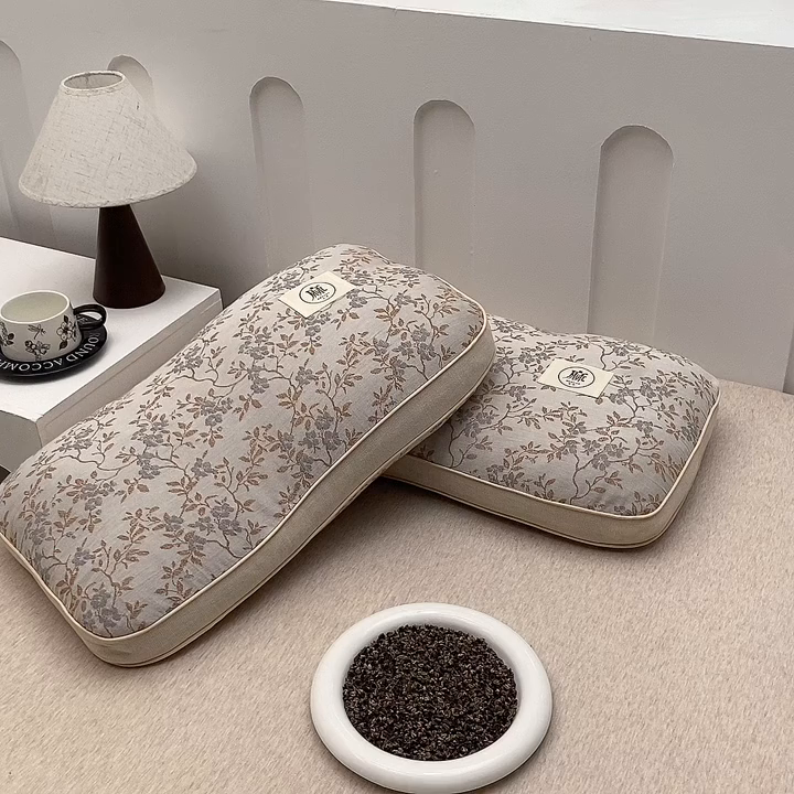 91家纺网 家纺一手货源 找家纺 梦叶草 2026新款棉麻荞麦提花护颈枕 咖色叶子