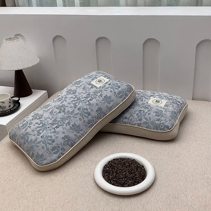 91家纺网 家纺一手货源 找家纺 梦叶草 2026新款棉麻荞麦提花护颈枕 蓝色叶子