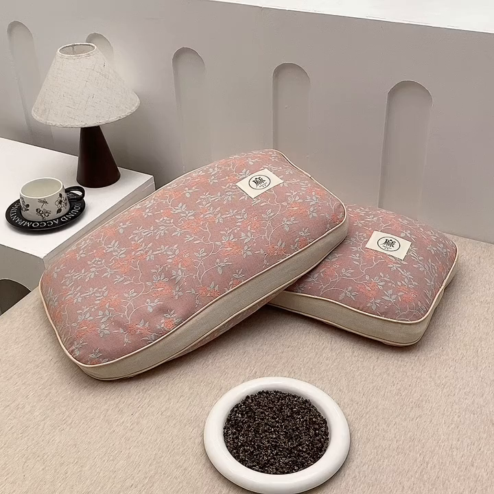 91家纺网 家纺一手货源 找家纺 梦叶草 2026新款棉麻荞麦提花护颈枕 玫红叶子