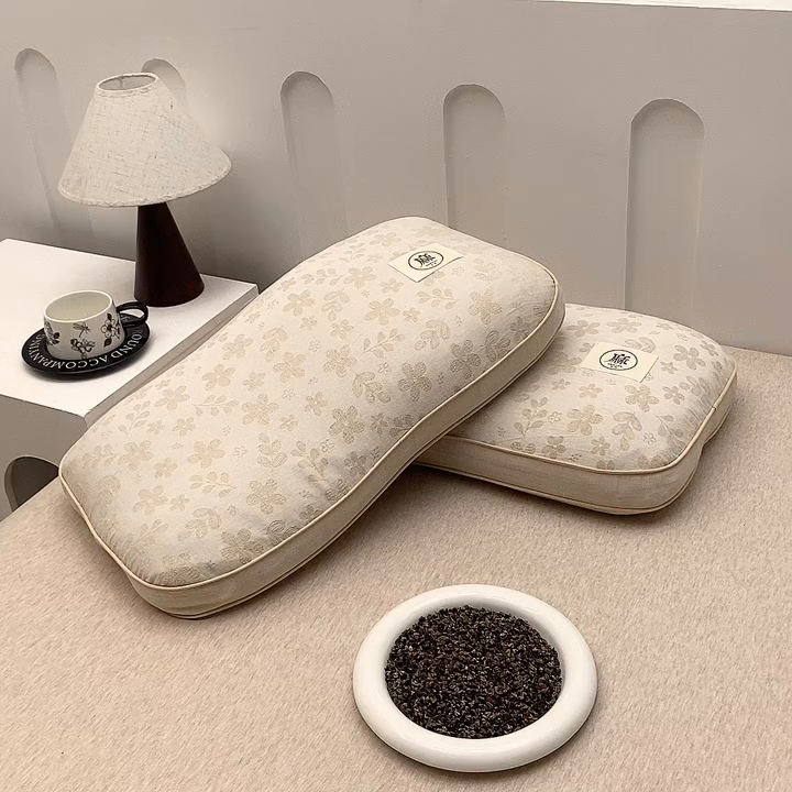 91家纺网 家纺一手货源 找家纺 梦叶草 2026新款棉麻荞麦提花护颈枕 米黄叶子