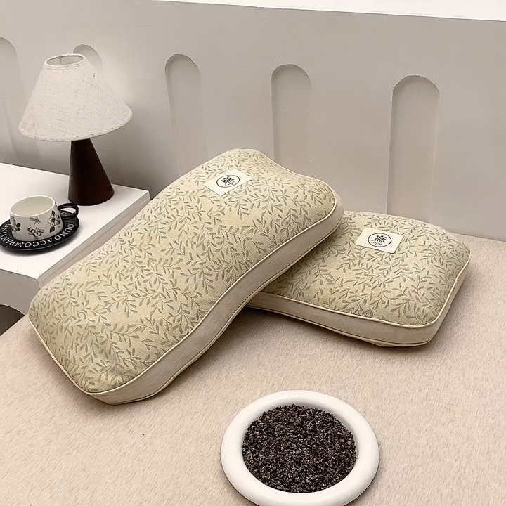 91家纺网 家纺一手货源 找家纺 梦叶草 2026新款棉麻荞麦提花护颈枕 浅绿叶子