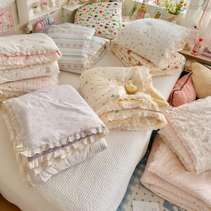 91家纺网 家纺一手货源 找家纺 （总）几禾 2026新款泡芙纱全棉蕾丝花边夏被-花笺系列（甜系花边撞入梦境，软乎乎的质感，治愈所有疲惫）