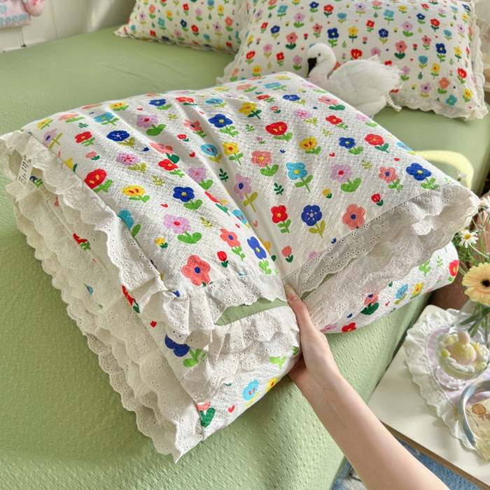 91家纺网 家纺一手货源 找家纺 几禾 2026新款泡芙纱全棉蕾丝花边夏被-花笺系列（甜系花边撞入梦境，软乎乎的质感，治愈所有疲惫） 花笺-彩色花园