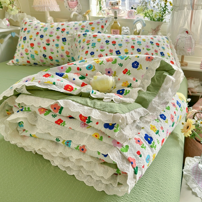 91家纺网 家纺一手货源 找家纺 几禾 2026新款泡芙纱全棉蕾丝花边夏被-花笺系列（甜系花边撞入梦境，软乎乎的质感，治愈所有疲惫） 花笺-彩色花园