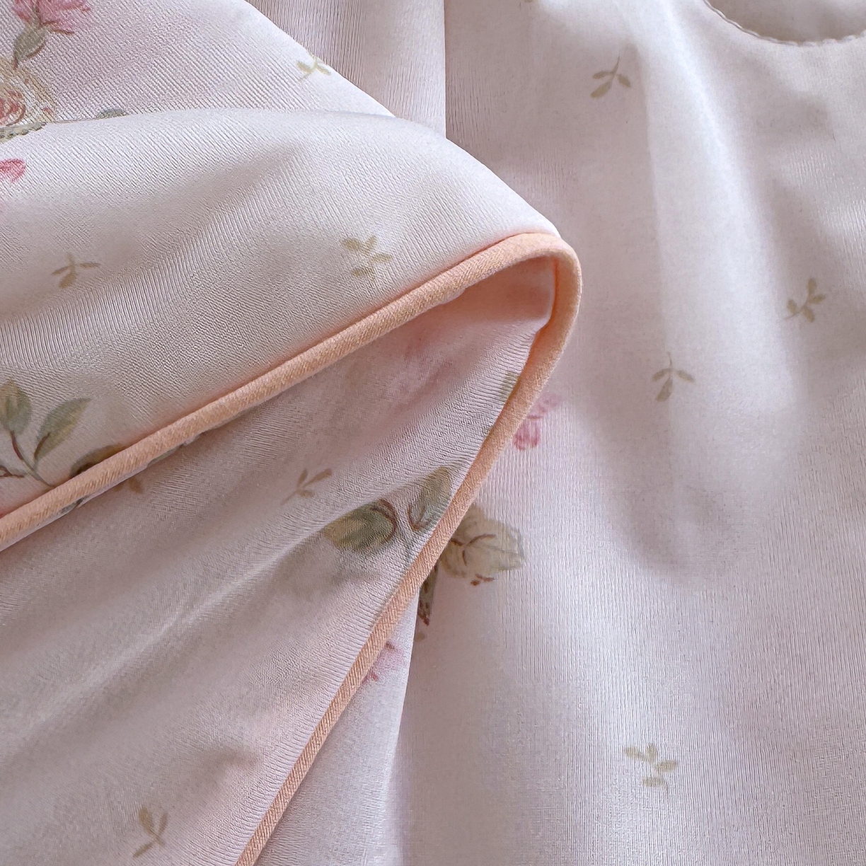 91家纺网 家纺一手货源 找家纺 弗苓家纺 2026新款麻绳款锦氨凉感丝夏被夏凉被空调被 粉樱花