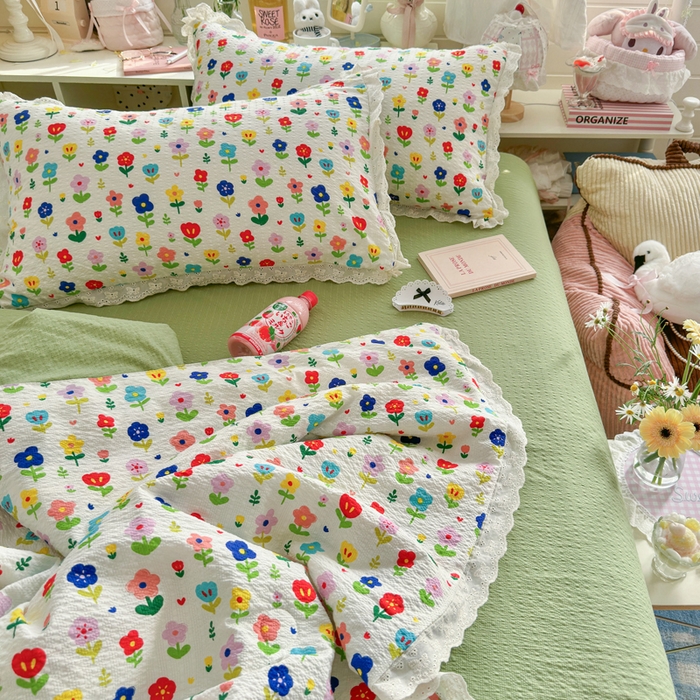 91家纺网 家纺一手货源 找家纺 几禾 2026新款泡芙纱全棉蕾丝花边夏被-花笺系列（甜系花边撞入梦境，软乎乎的质感，治愈所有疲惫） 花笺-彩色花园