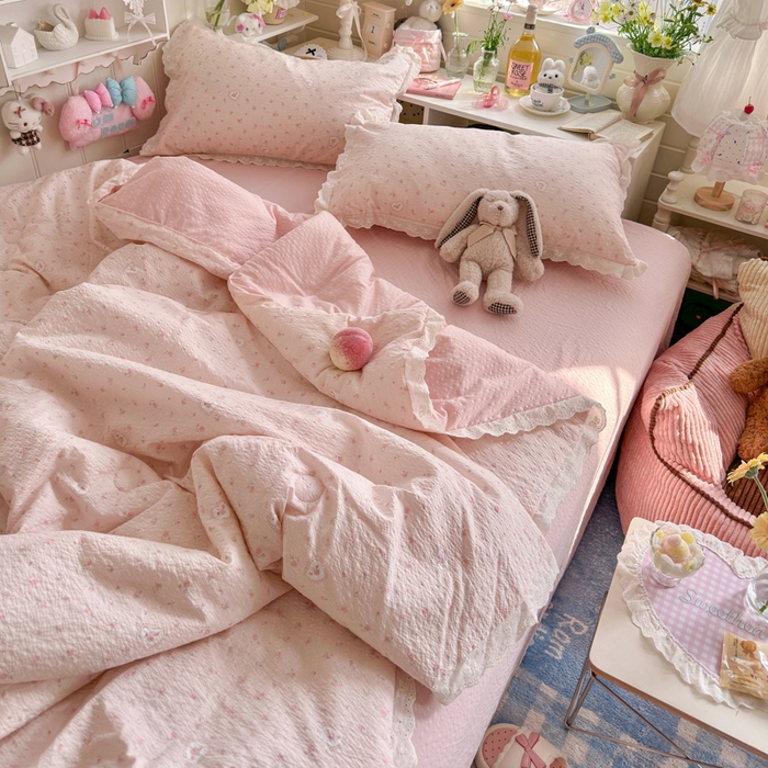 91家纺网 家纺一手货源 找家纺 几禾 2026新款泡芙纱全棉蕾丝花边夏被-花笺系列（甜系花边撞入梦境，软乎乎的质感，治愈所有疲惫） 花笺-春日甜桃心-粉