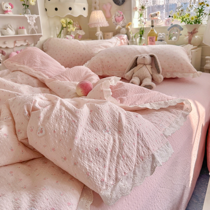 91家纺网 家纺一手货源 找家纺 几禾 2026新款泡芙纱全棉蕾丝花边夏被-花笺系列（甜系花边撞入梦境，软乎乎的质感，治愈所有疲惫） 花笺-春日甜桃心-粉