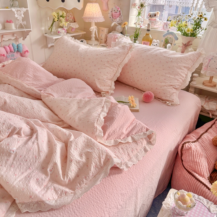 91家纺网 家纺一手货源 找家纺 几禾 2026新款泡芙纱全棉蕾丝花边夏被-花笺系列（甜系花边撞入梦境，软乎乎的质感，治愈所有疲惫） 花笺-春日甜桃心-粉