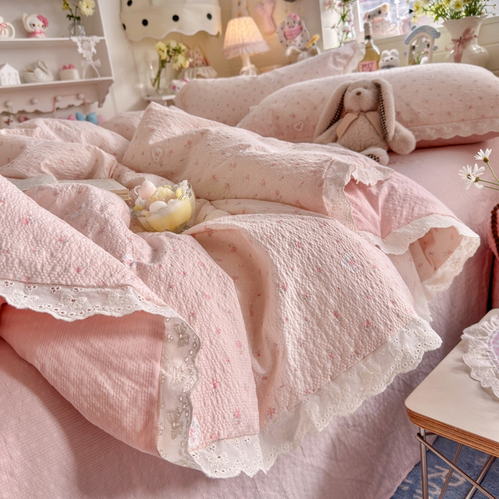 91家纺网 家纺一手货源 找家纺 几禾 2026新款泡芙纱全棉蕾丝花边夏被-花笺系列（甜系花边撞入梦境，软乎乎的质感，治愈所有疲惫） 花笺-春日甜桃心-粉