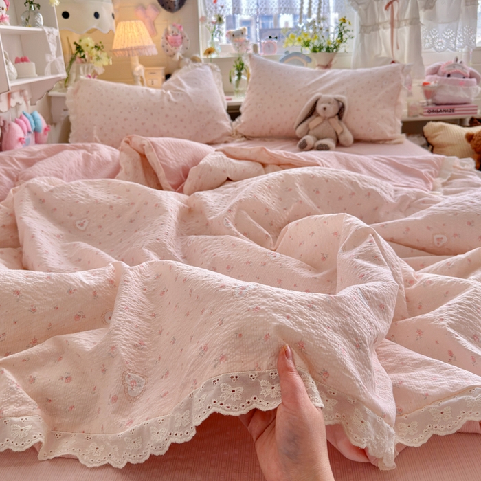 91家纺网 家纺一手货源 找家纺 几禾 2026新款泡芙纱全棉蕾丝花边夏被-花笺系列（甜系花边撞入梦境，软乎乎的质感，治愈所有疲惫） 花笺-春日甜桃心-粉
