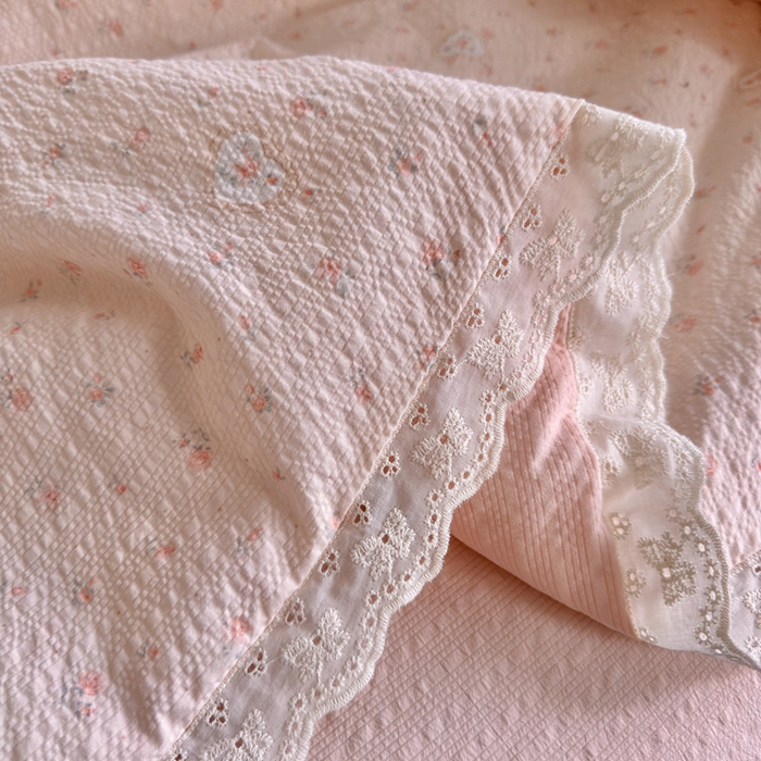 91家纺网 家纺一手货源 找家纺 几禾 2026新款泡芙纱全棉蕾丝花边夏被-花笺系列（甜系花边撞入梦境，软乎乎的质感，治愈所有疲惫） 花笺-春日甜桃心-粉