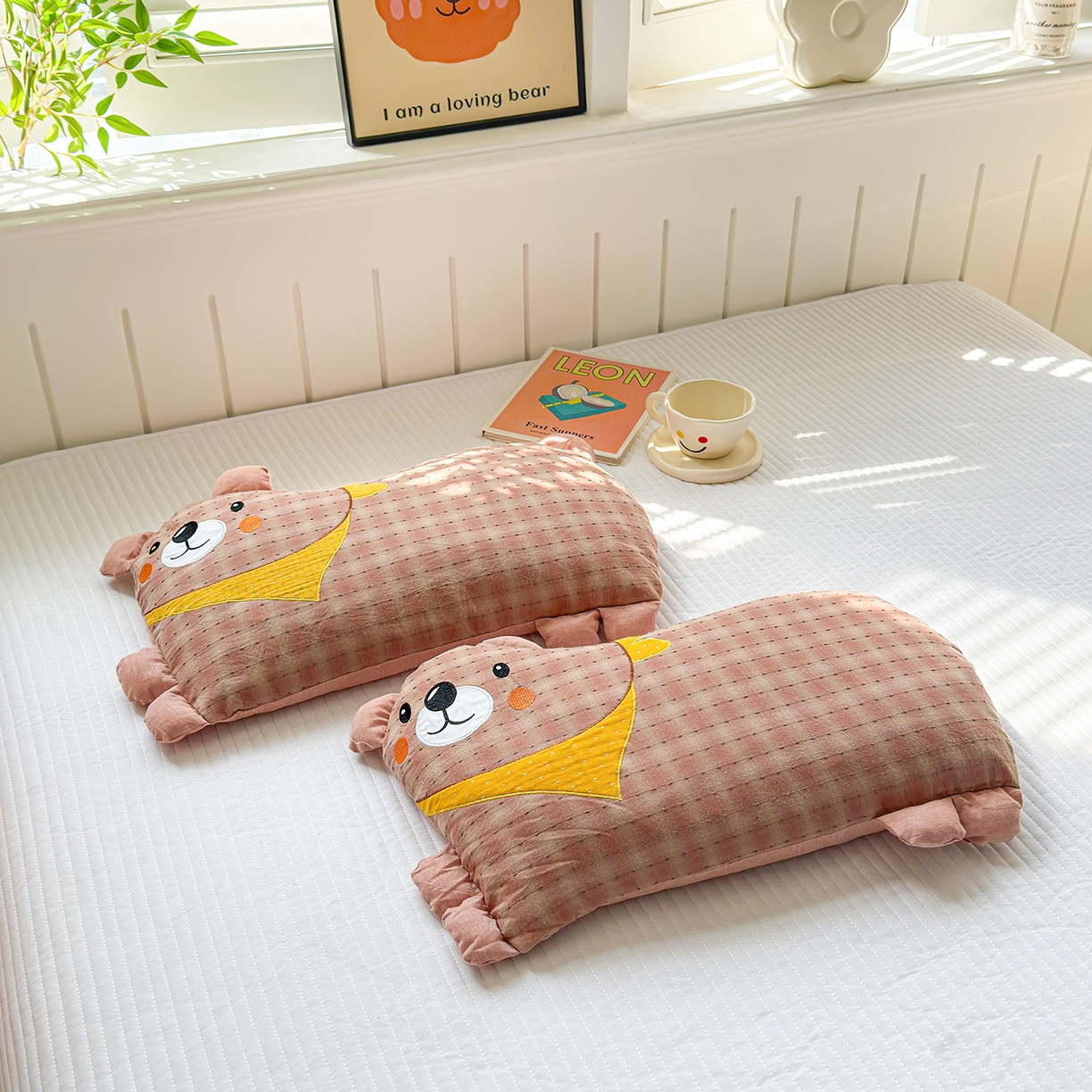 91家纺网 家纺一手货源 找家纺 梦叶草 2026新款全棉贴布绣哈尼熊荞麦枕 哈尼熊-红