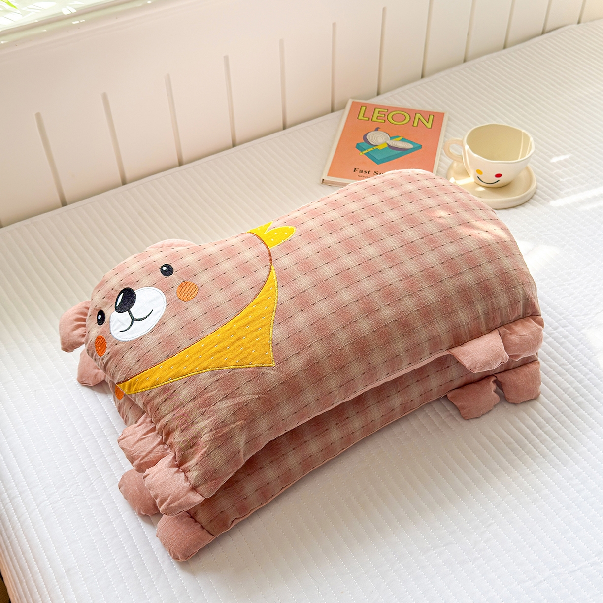 91家纺网 家纺一手货源 找家纺 梦叶草 2026新款全棉贴布绣哈尼熊荞麦枕 哈尼熊-红