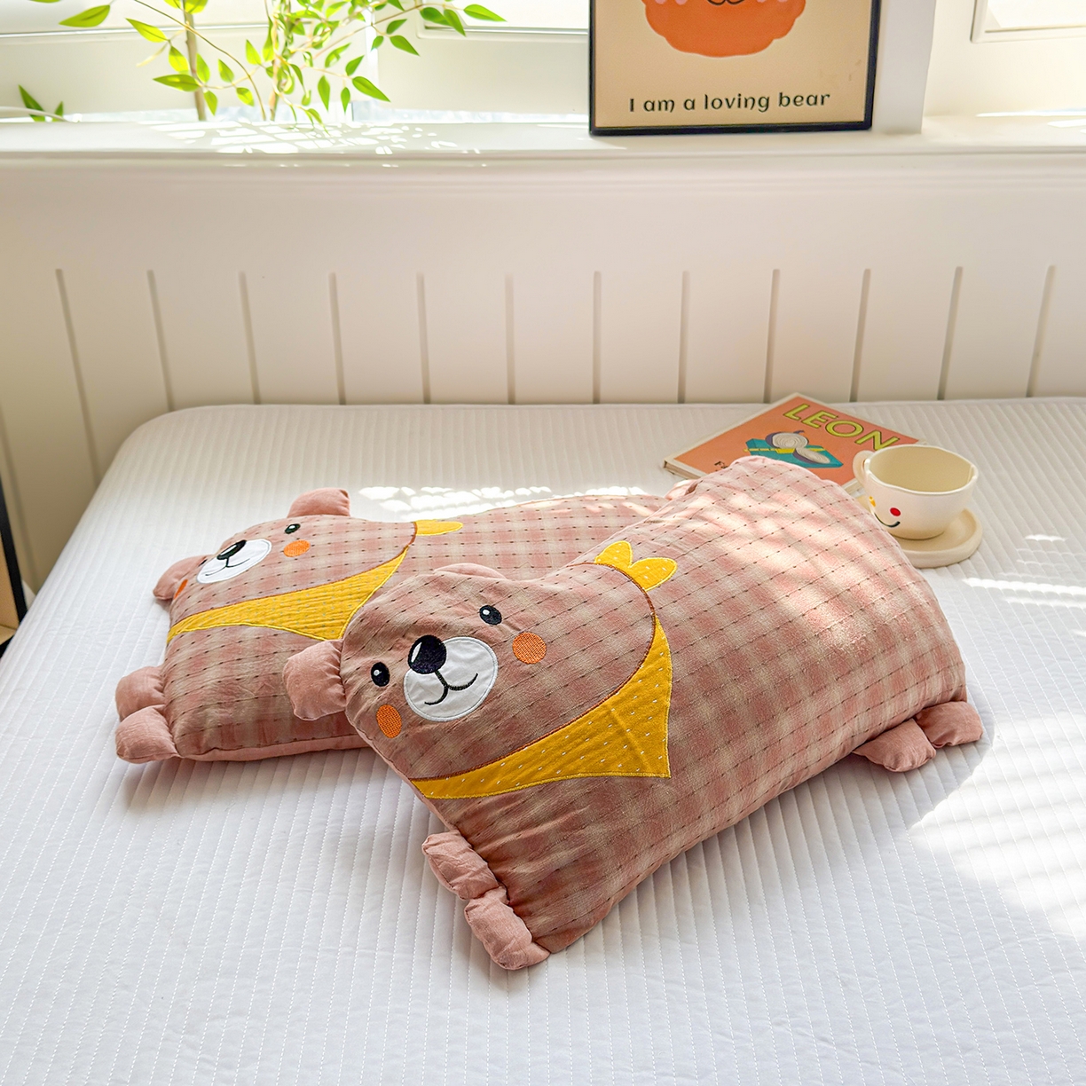 91家纺网 家纺一手货源 找家纺 梦叶草 2026新款全棉贴布绣哈尼熊荞麦枕 哈尼熊-红