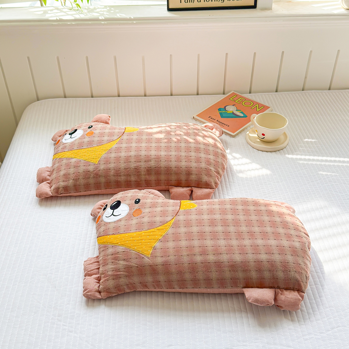 91家纺网 家纺一手货源 找家纺 梦叶草 2026新款全棉贴布绣哈尼熊荞麦枕 哈尼熊-红