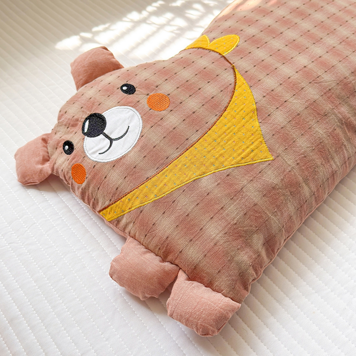 91家纺网 家纺一手货源 找家纺 梦叶草 2026新款全棉贴布绣哈尼熊荞麦枕 哈尼熊-红