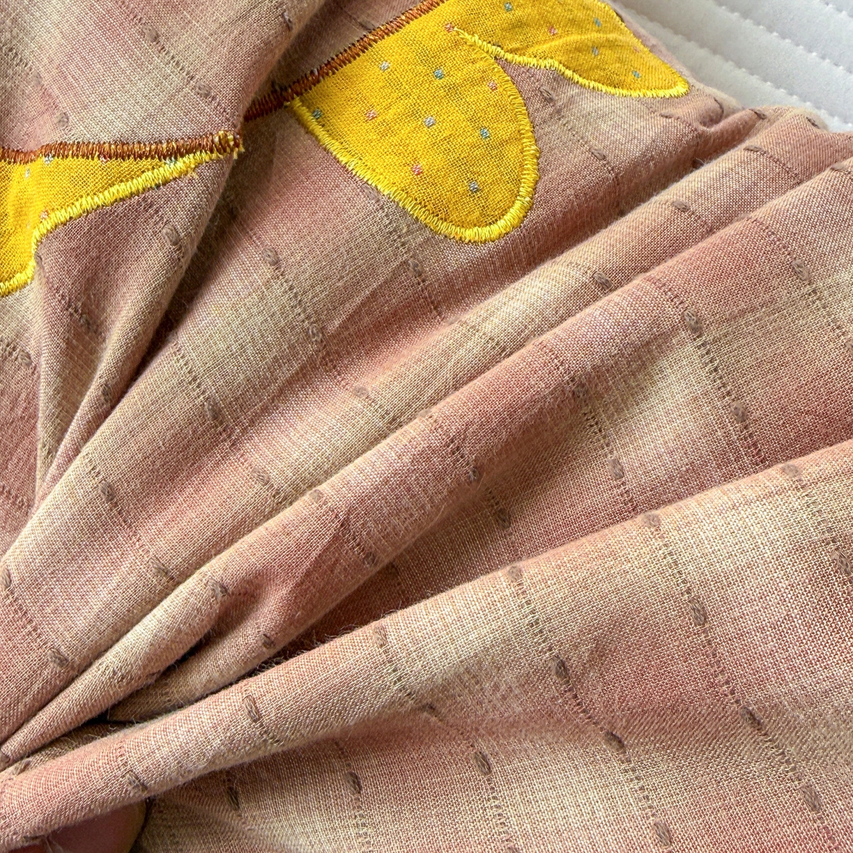 91家纺网 家纺一手货源 找家纺 梦叶草 2026新款全棉贴布绣哈尼熊荞麦枕 哈尼熊-红